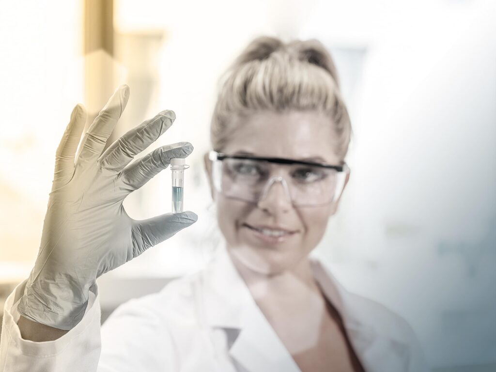 Forscherin mit Reagenzglasprobe