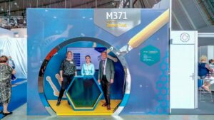 Messestand, 3 Personen